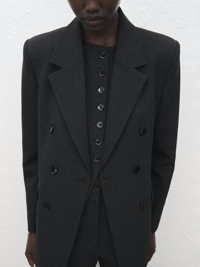 Двубортный блейзер с v-образным вырезом Daisy Mango
Двубортный блейзер с v-образным вырезом Daisy Mango