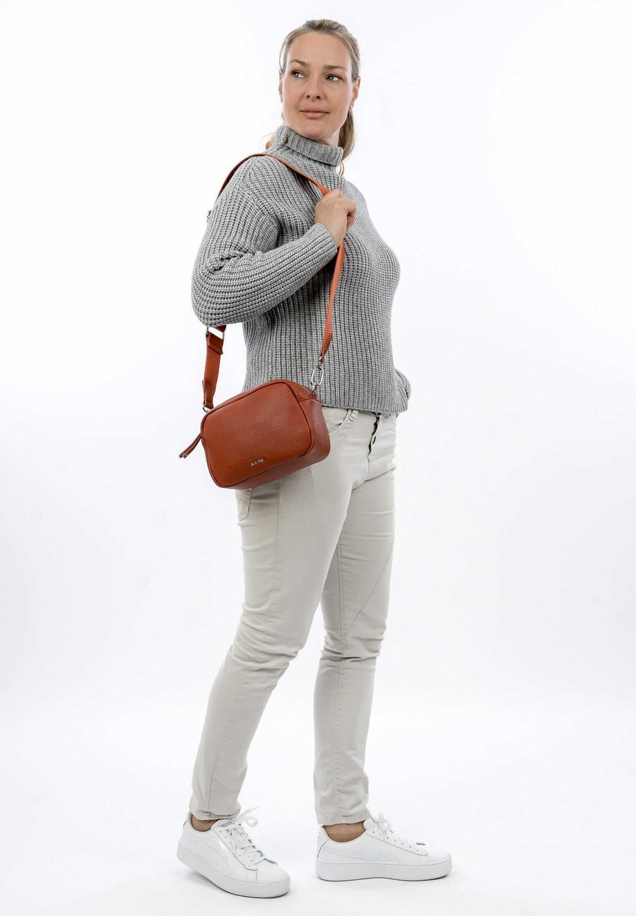 Сумка кросс-боди SURI FREY UMHÄNGE, Rust/Red
Сумка кросс-боди SURI FREY UMHÄNGE, Rust/Red