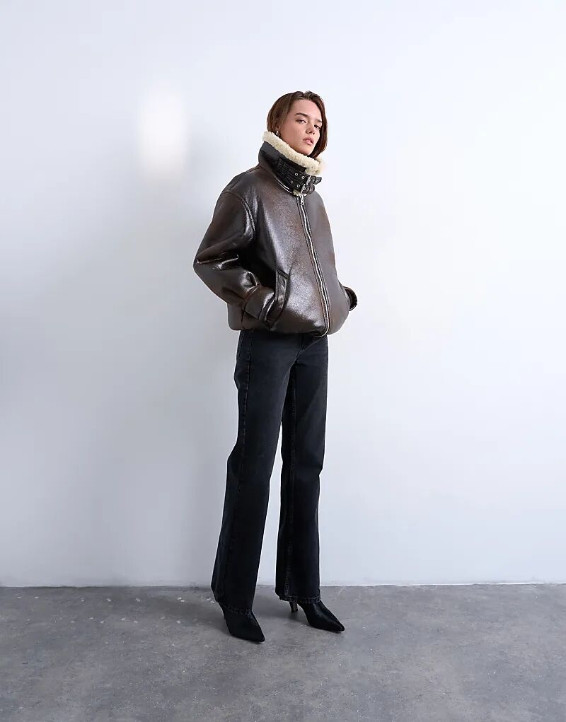 Коричневая куртка-бомбер Topshop с объемной застежкой и овчиной
Коричневая куртка-бомбер Topshop с объемной застежкой и овчиной