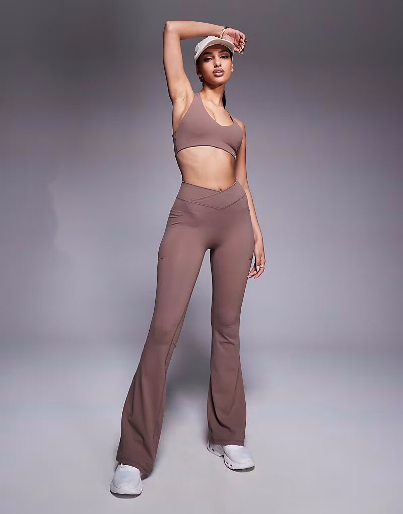 Леггинсы-клеш Bo+Tee с перекрестными вставками на талии цвета мокко
Леггинсы-клеш Bo+Tee с перекрестными вставками на талии цвета мокко