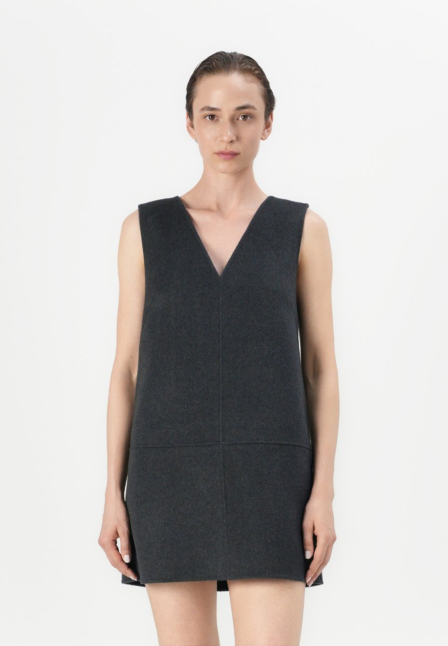 Платье Calvin Klein DOUBLEFACE V NECK MINI SHIFT, Gunmetal/Grey
Платье Calvin Klein DOUBLEFACE V NECK MINI SHIFT, Gunmetal/Grey