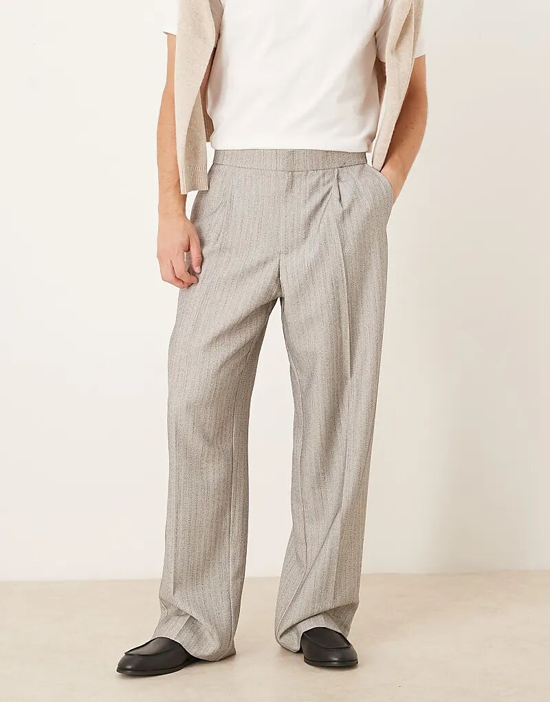 Элегантные брюки ASOS DESIGN широкого кроя со складкой спереди и эластичным поясом светло-серого цвета с узором «ёлочка».
Элегантные брюки ASOS DESIGN широкого кроя со складкой спереди и эластичным поясом светло-серого цвета с узором «ёлочка».