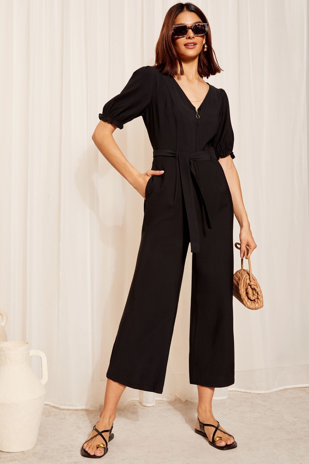 Комбинезон с рукавами фонариками, застежкой молнией спереди и завязкой на талии Friends Like These, черный 
Комбинезон с рукавами фонариками, застежкой молнией спереди и завязкой на талии Friends Like These, черный