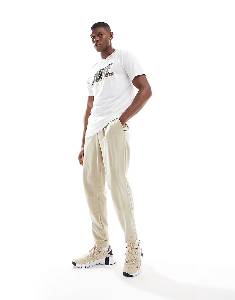 Спортивные брюки Nike Training Unlimited Dri-FIT бежевого цвета
Спортивные брюки Nike Training Unlimited Dri-FIT бежевого цвета