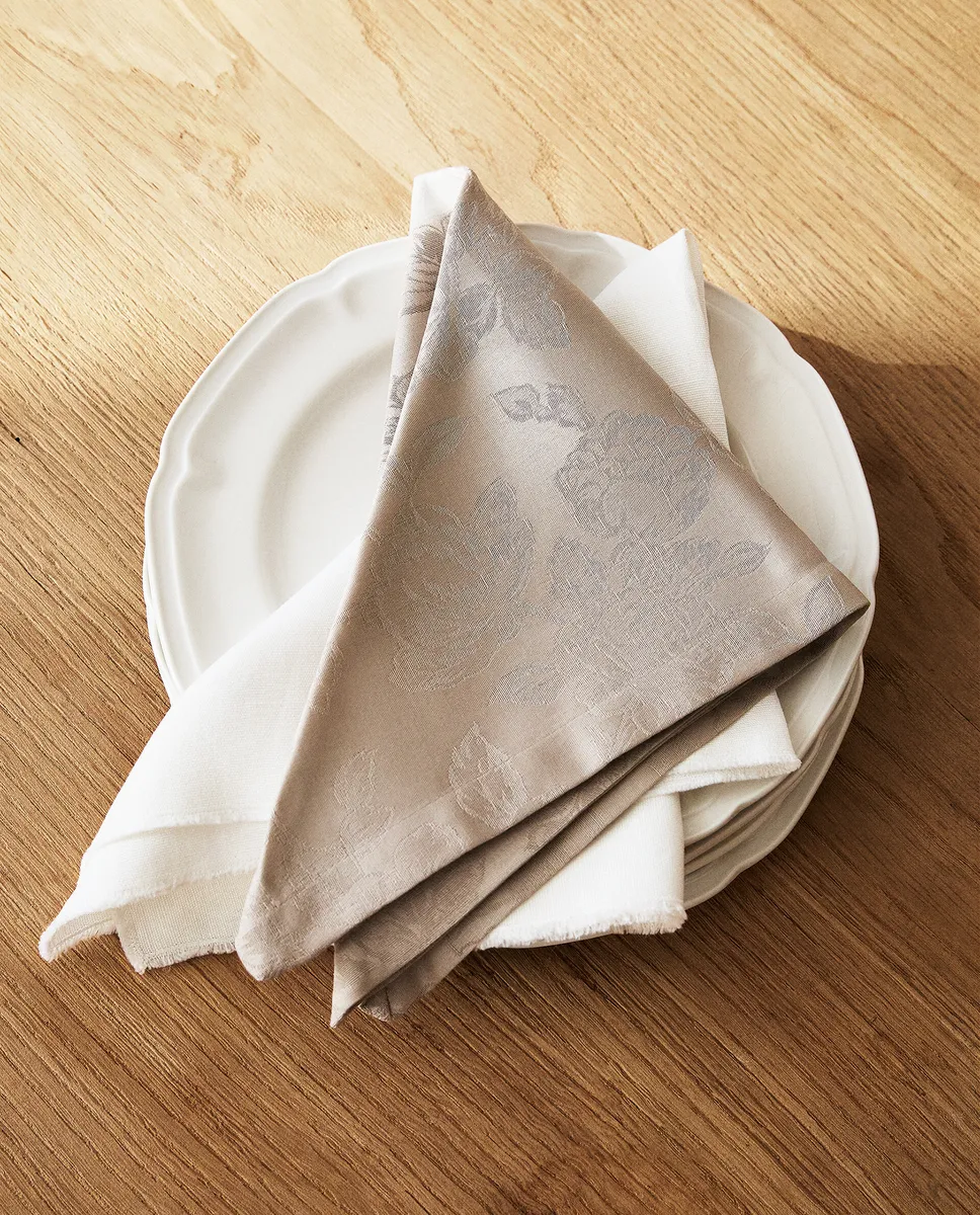 Жаккардовые салфетки с цветочным рисунком (2 шт. в упаковке) Zara Home, тауп-коричневый
Жаккардовые салфетки с цветочным рисунком (2 шт. в упаковке) Zara Home, тауп-коричневый
