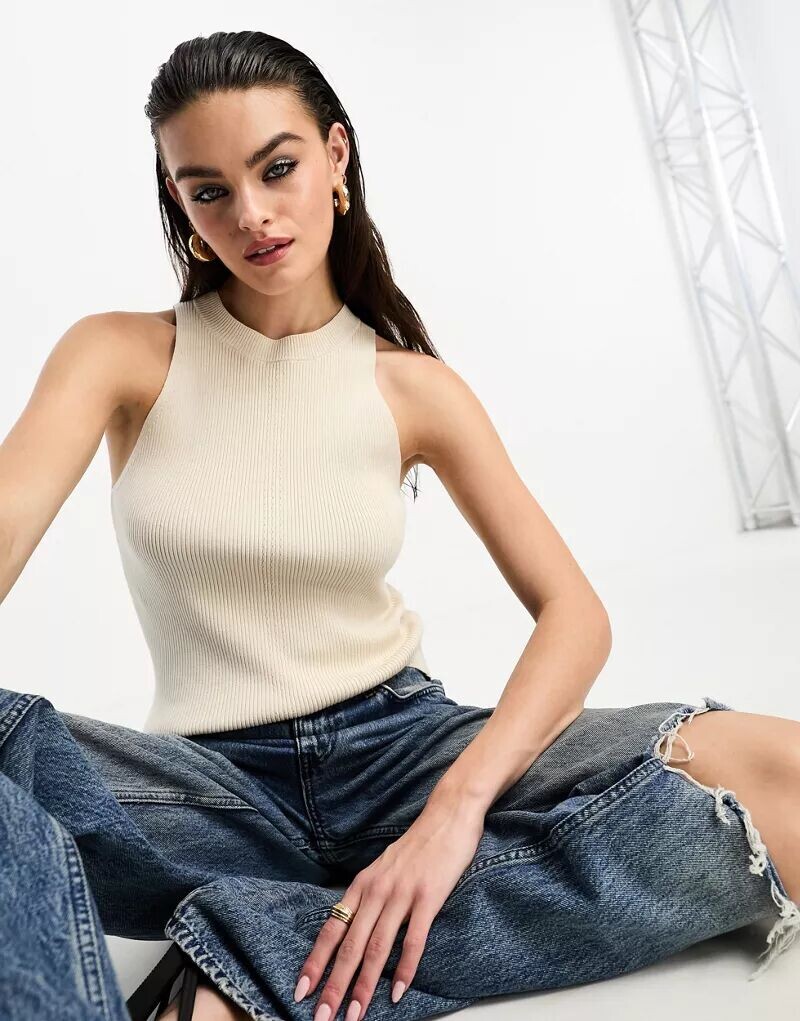 Кремовая майка Selected Femme с вырезом-борцовкой
Кремовая майка Selected Femme с вырезом-борцовкой