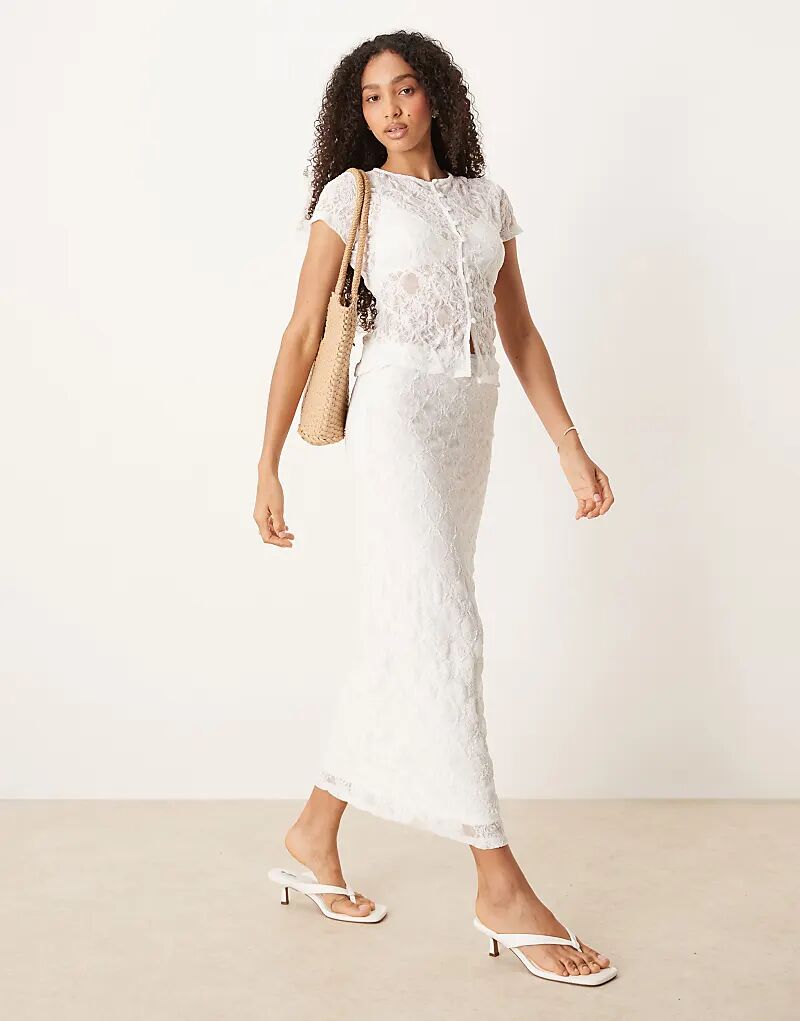 Юбка миди цвета слоновой кости из прозрачного фактурного кружева от ASOS DESIGN
Юбка миди цвета слоновой кости из прозрачного фактурного кружева от ASOS DESIGN