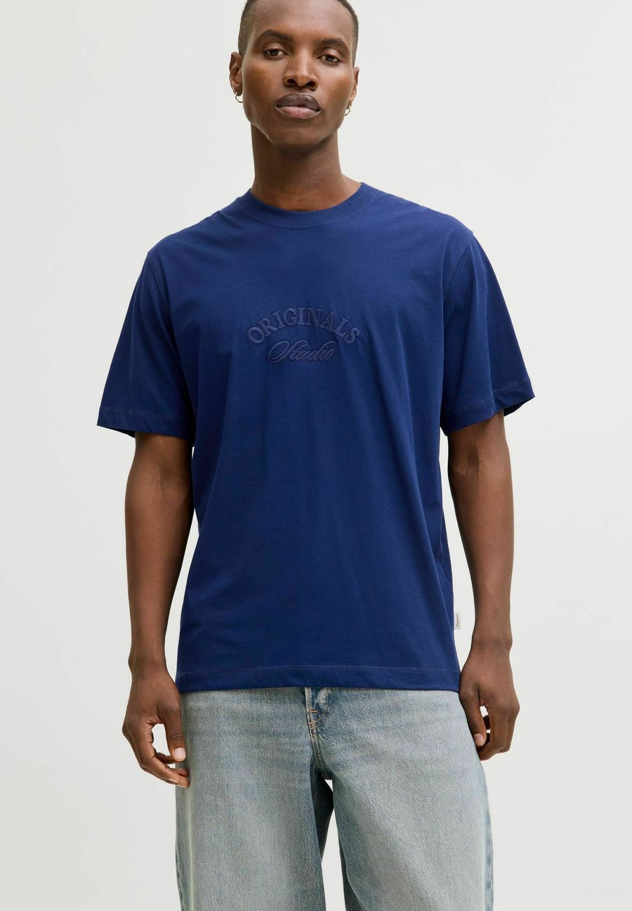 Футболка Jack & Jones BLEECKER BRANDING TEE, Ocean Cavern/Dark Blue, Синий, Футболка Jack & Jones BLEECKER BRANDING TEE, Ocean Cavern/Dark Blue
Футболка Jack & Jones BLEECKER BRANDING TEE, Ocean Cavern/Dark Blue, Синий, Футболка Jack & Jones BLEECKER BRANDING TEE, Ocean Cavern/Dark Blue