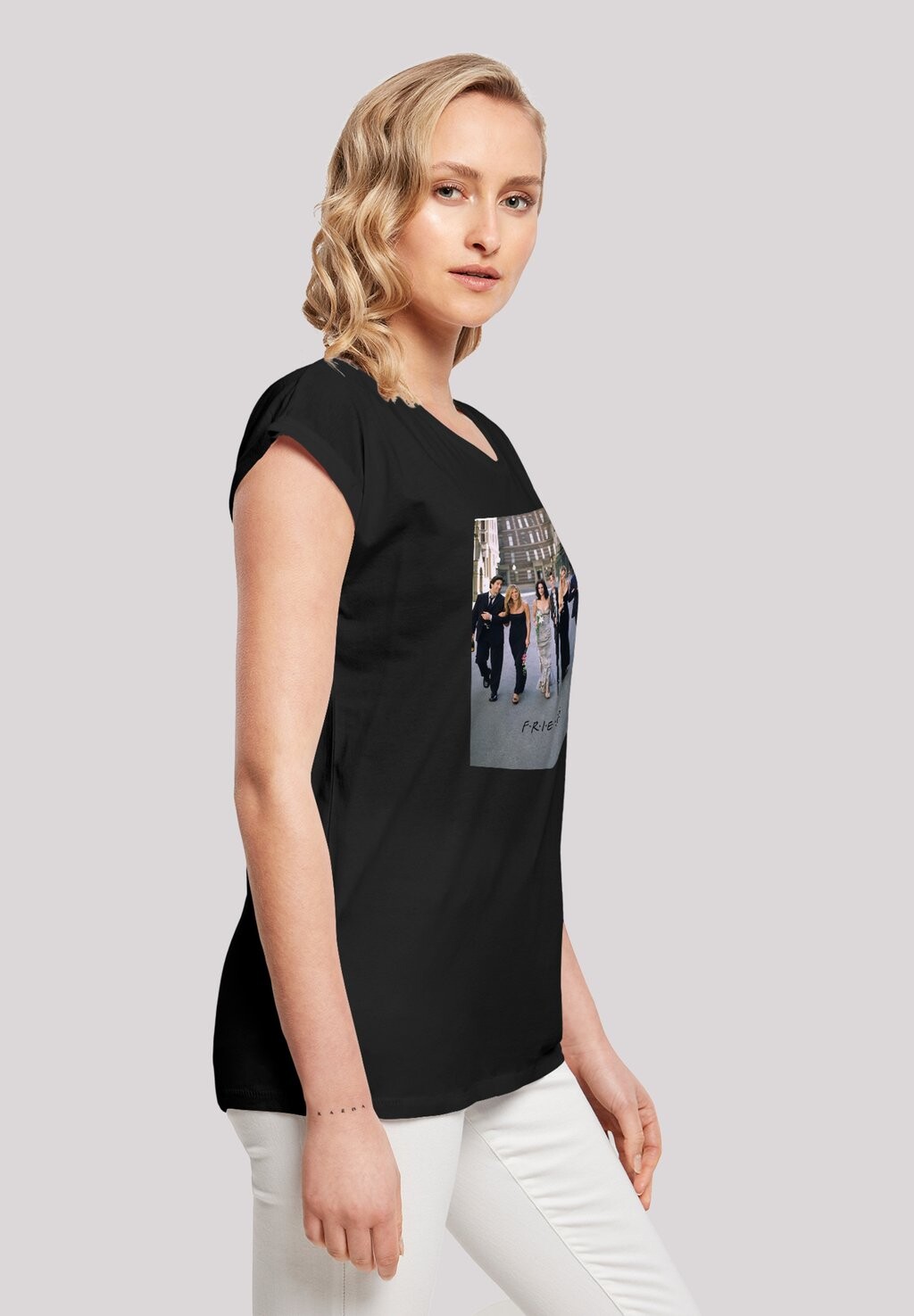 Футболка с принтом EXTENDED SHOULDER 'FRIENDS TV SERIE CHAMPAGNE AND FLOWER F4NT4STIC, черный
Футболка с принтом EXTENDED SHOULDER 'FRIENDS TV SERIE CHAMPAGNE AND FLOWER F4NT4STIC, черный