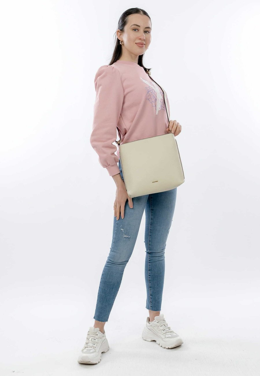 Сумка кросс-боди SURI FREY Cross body bag, Beige/Light Grey
Сумка кросс-боди SURI FREY Cross body bag, Beige/Light Grey
