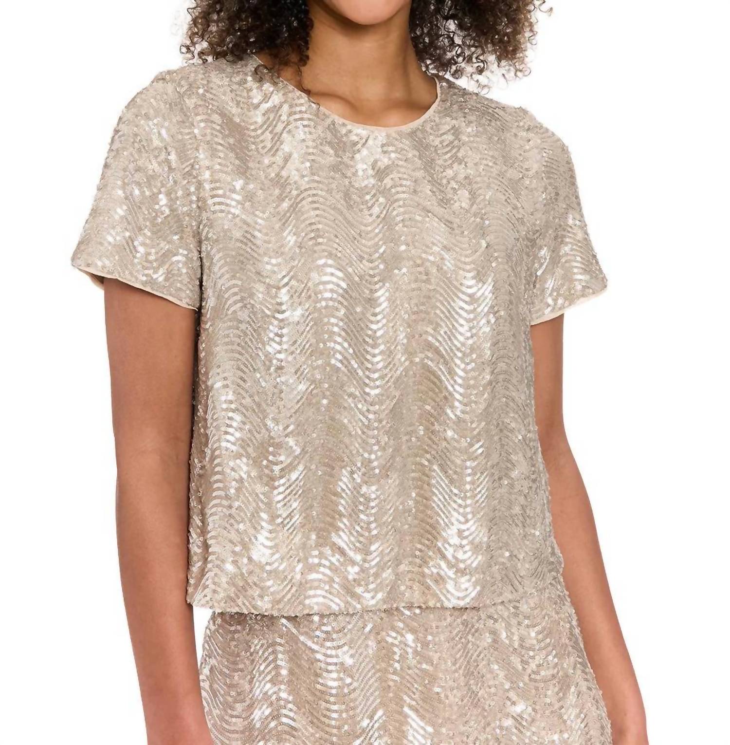 Футболка с волнистыми пайетками цвета шампанского Maggy London, Champagne
Футболка с волнистыми пайетками цвета шампанского Maggy London, Champagne