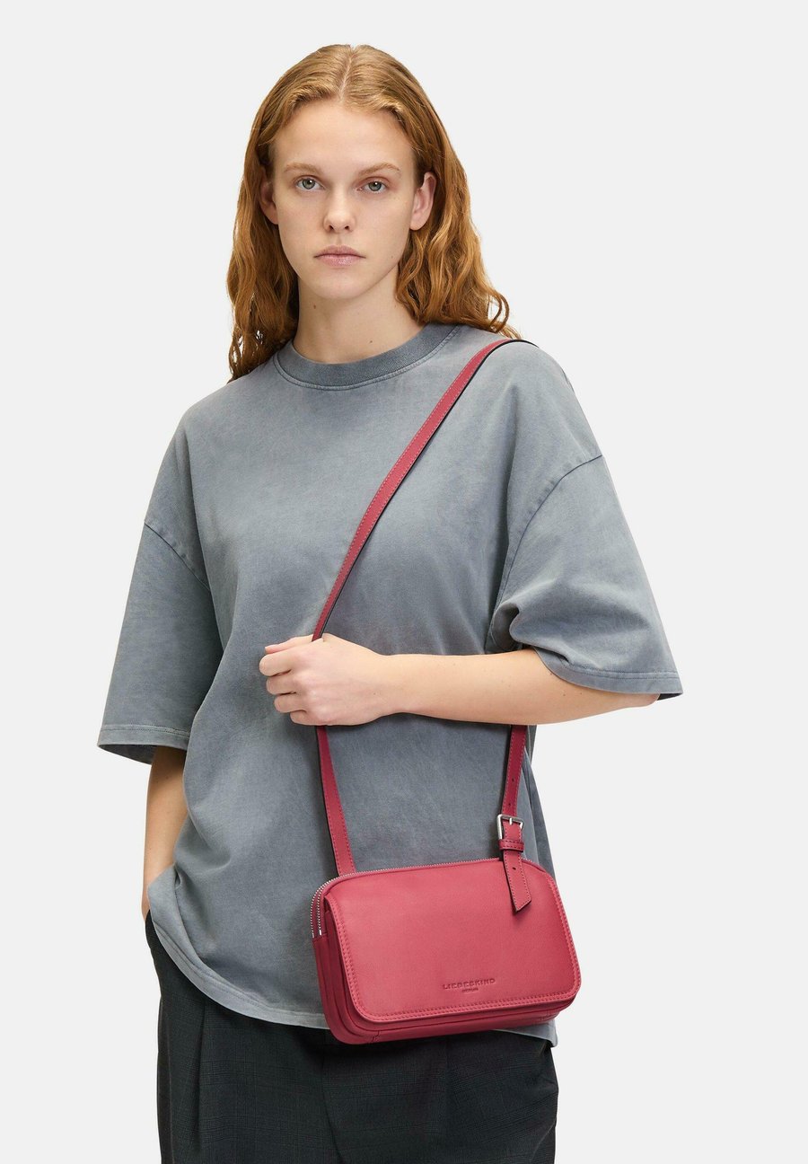 Сумка кросс-боди Liebeskind Berlin MAREIKE ELEGANTE, Himbeere/Pink
Сумка кросс-боди Liebeskind Berlin MAREIKE ELEGANTE, Himbeere/Pink