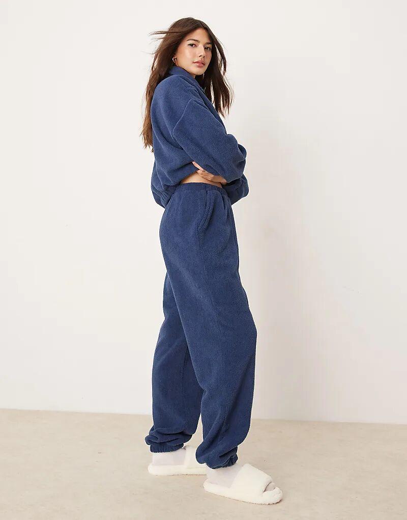 Спортивные брюки из микрофлиса ASOS DESIGN темно-синего цвета
Спортивные брюки из микрофлиса ASOS DESIGN темно-синего цвета