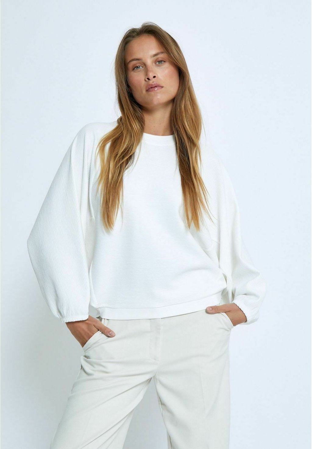 Топ с длинными рукавами MSKOLINI Minus, белый
Топ с длинными рукавами MSKOLINI Minus, белый