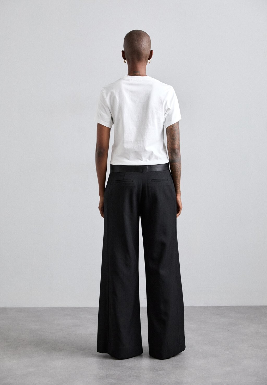 Базовая футболка SHRUNKEN LOGO TEE Victoria Beckham, белый
Базовая футболка SHRUNKEN LOGO TEE Victoria Beckham, белый