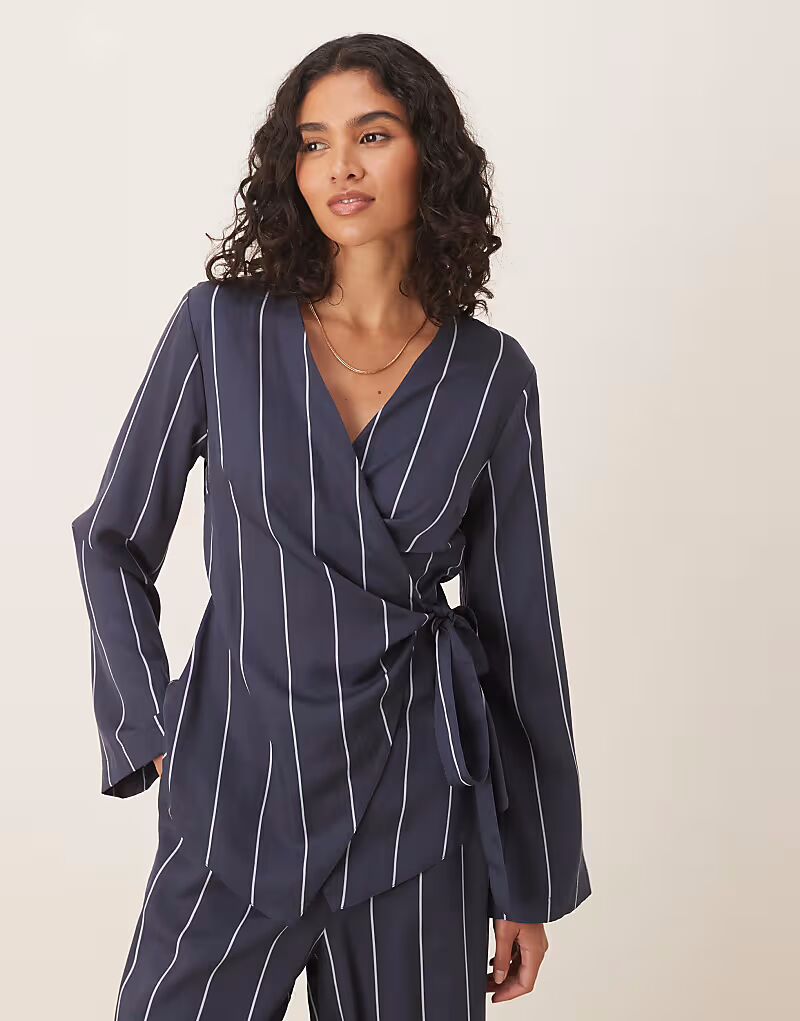 Топ с запахом спереди в синюю полоску Asos Design
Топ с запахом спереди в синюю полоску Asos Design