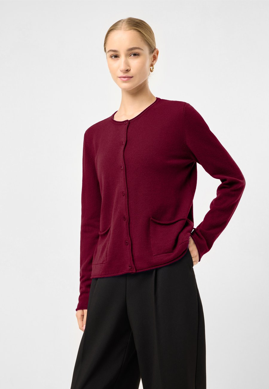 Кардиган MAERZ Muenchen Cardigan, Bordeaux
Кардиган MAERZ Muenchen Cardigan, Bordeaux