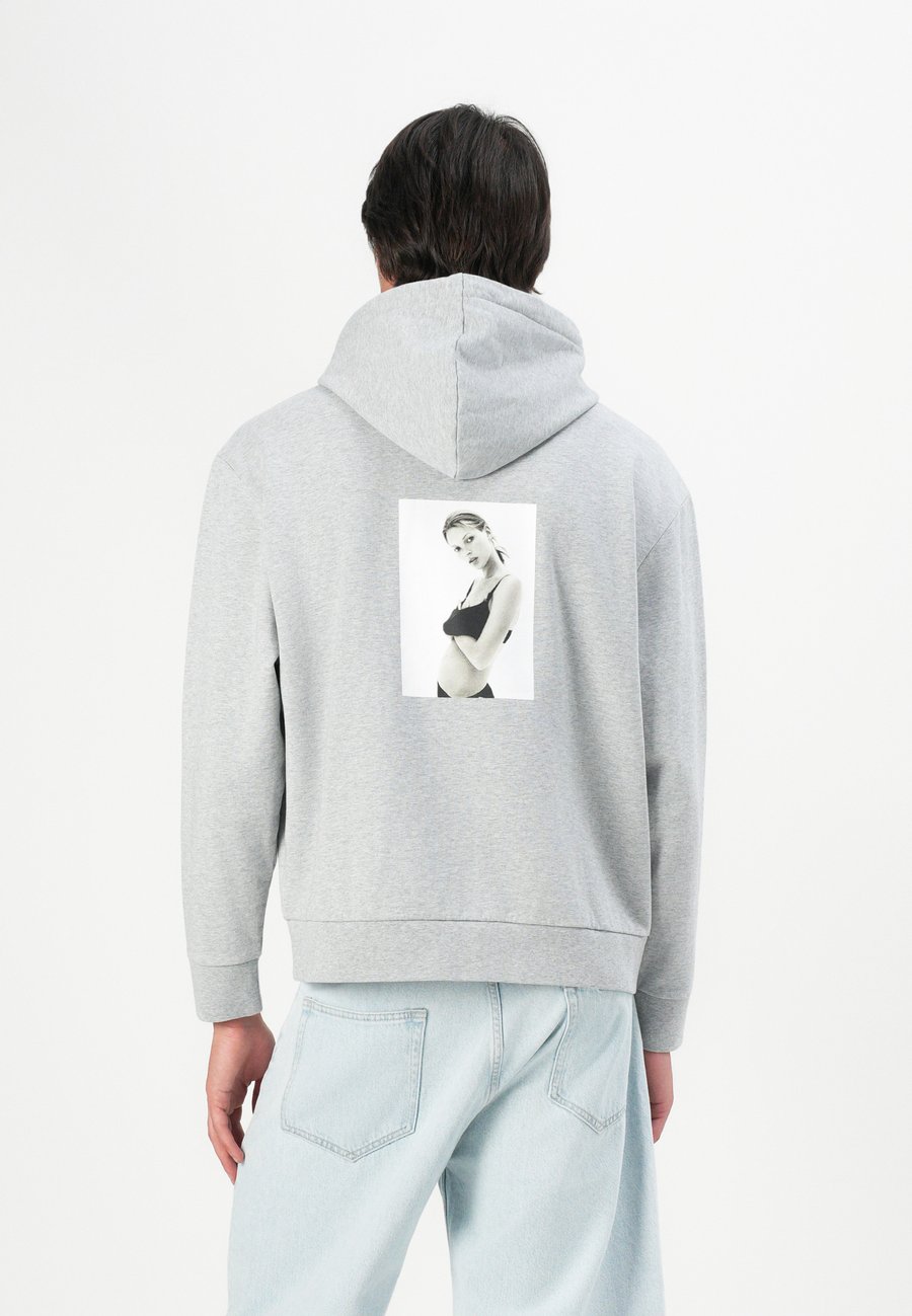 Худи Calvin Klein CLASSIC KATE HOODIE UNISEX, Heroic Grey/Mottled Grey
Худи Calvin Klein CLASSIC KATE HOODIE UNISEX, Heroic Grey/Mottled Grey