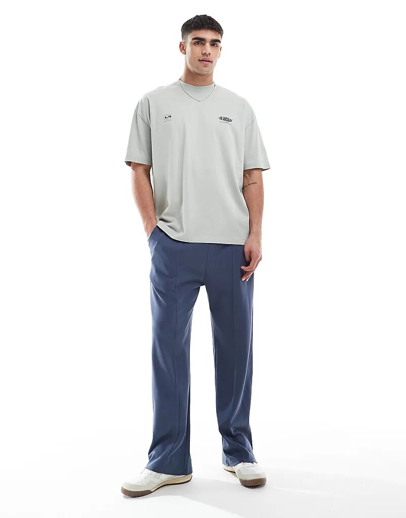 Широкие спортивные брюки Bershka темно-синего цвета
Широкие спортивные брюки Bershka темно-синего цвета