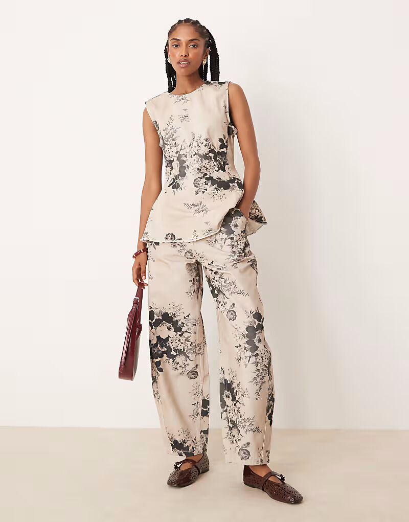 Брюки-бочонки с серо-коричневым цветочным принтом Asos Design
Брюки-бочонки с серо-коричневым цветочным принтом Asos Design