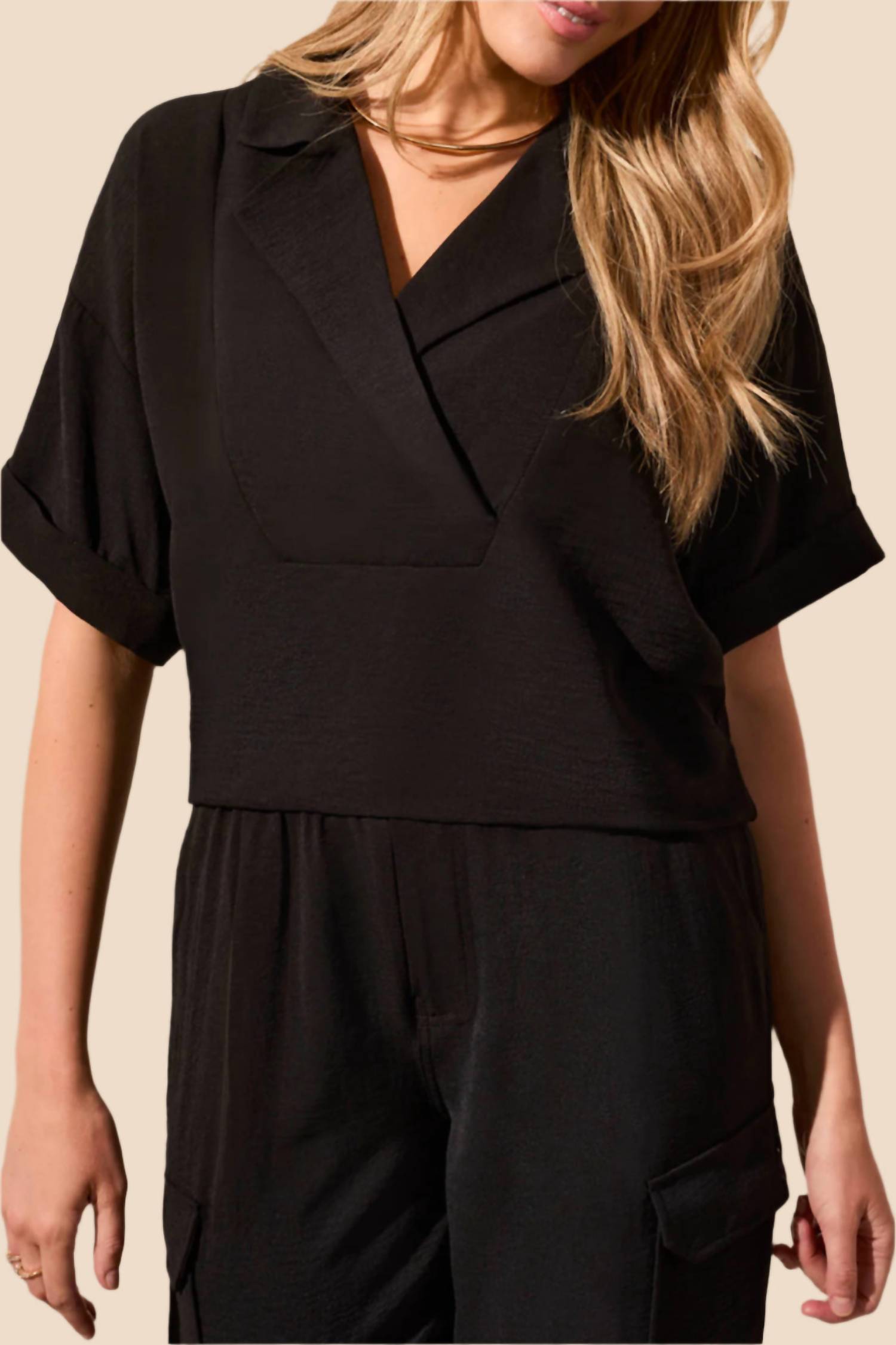 Черный топ с V-образным вырезом и отложным воротником Airflow TRIBAL
Черный топ с V-образным вырезом и отложным воротником Airflow TRIBAL