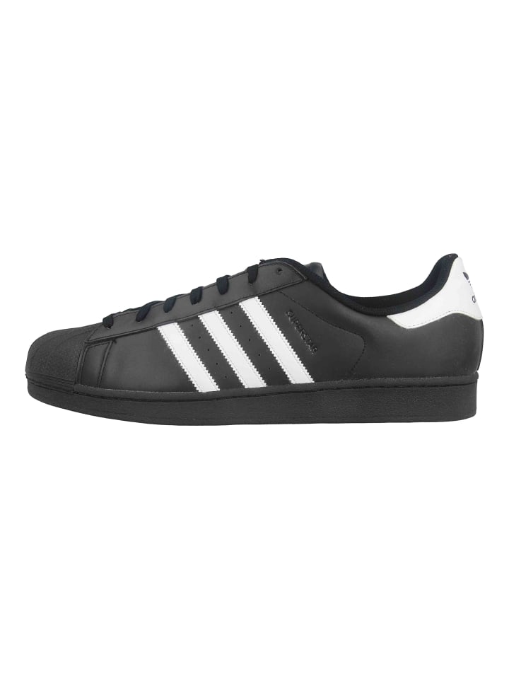 Черные кроссовки adidas
Черные кроссовки adidas