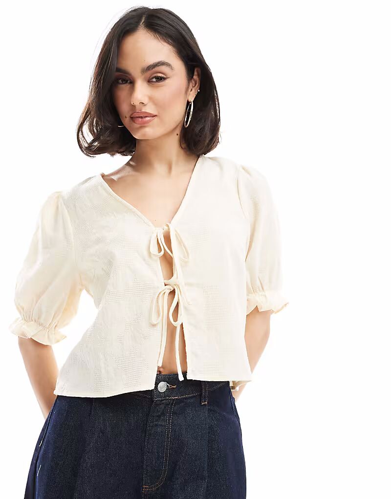 Топ с жаккардовыми деталями, завязками спереди, рукавами-буфами, кремового цвета Pieces
Топ с жаккардовыми деталями, завязками спереди, рукавами-буфами, кремового цвета Pieces