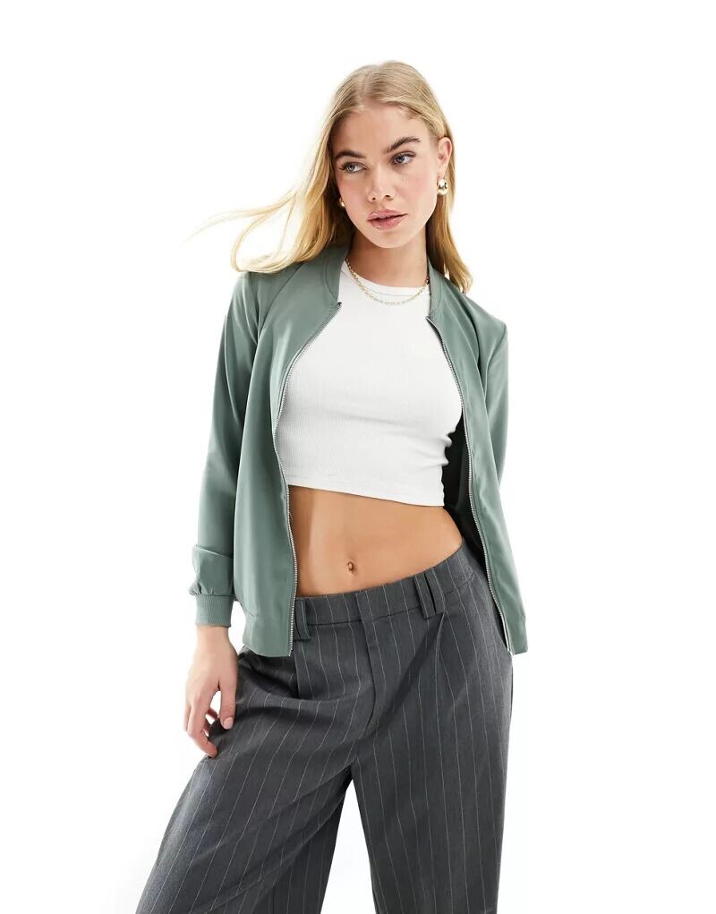 Легкий зеленый бомбер на молнии Vero Moda 
Легкий зеленый бомбер на молнии Vero Moda