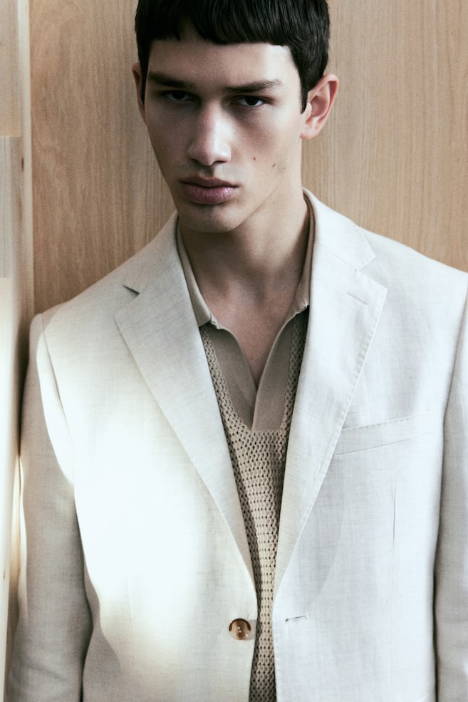 Пиджак из льняной ткани, стандартного кроя H&M, бежевый
Пиджак из льняной ткани, стандартного кроя H&M, бежевый