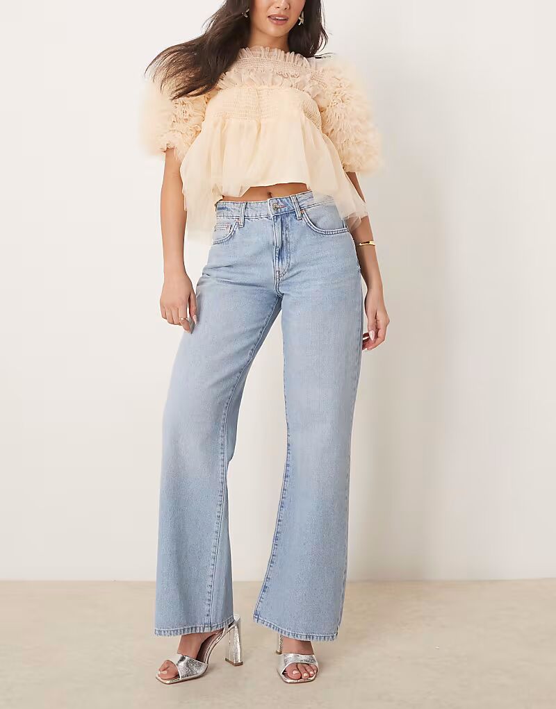 Джинсы Gina Tricot с заниженной талией и широкими штанинами светло-голубого цвета
Джинсы Gina Tricot с заниженной талией и широкими штанинами светло-голубого цвета