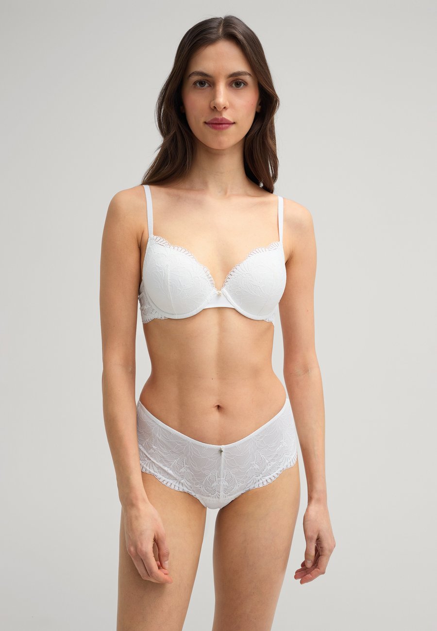 Бюстгальтер JOOP! Triangle bra, Offwhite/White
Бюстгальтер JOOP! Triangle bra, Offwhite/White