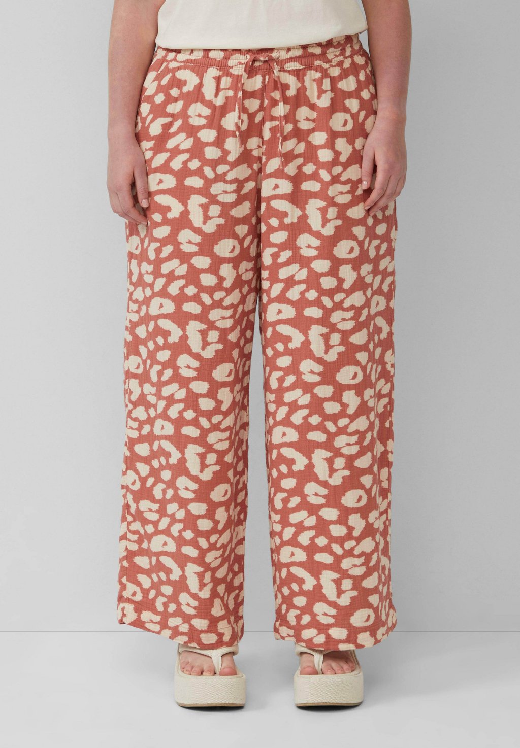 Брюки GEMUSTERTE QS, лосось
Брюки GEMUSTERTE QS, лосось