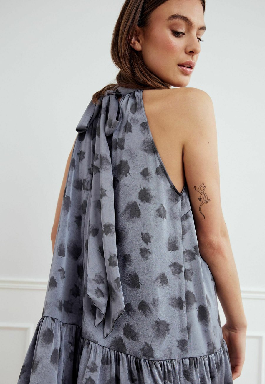 Платье Noella LONDON , Cosette Blue Print/Blue-Grey
Платье Noella LONDON , Cosette Blue Print/Blue-Grey