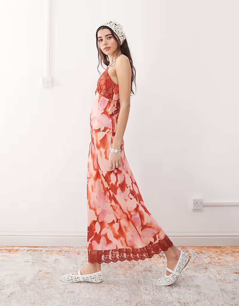 Платье-комбинация макси Reclaimed Vintage с кружевной отделкой и красным цветочным принтом
Платье-комбинация макси Reclaimed Vintage с кружевной отделкой и красным цветочным принтом