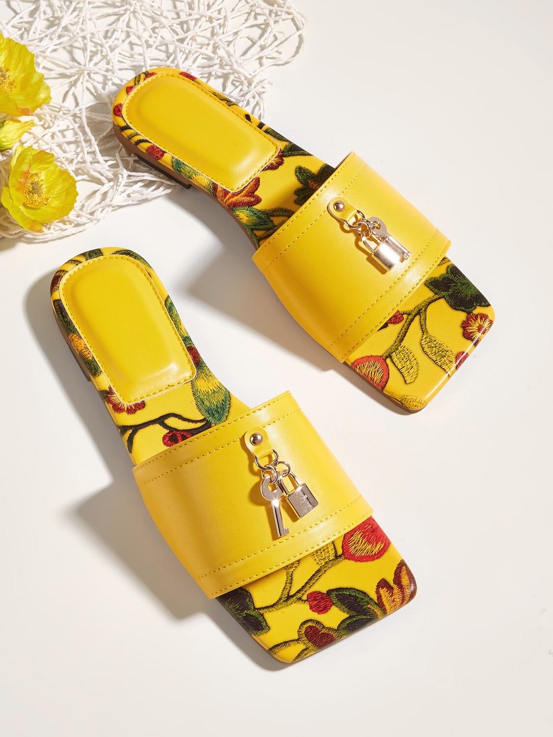 Уличные босоножки на платформе, Женские туфли на низком каблуке, узор в виде замков и висячих замков, цветочная вышивка, искусственная кожа, босоножки с открытым носком, желтый
Уличные босоножки на платформе, Женские туфли на низком каблуке, узор в виде замков и висячих замков, цветочная вышивка, искусственная кожа, босоножки с открытым носком, желтый