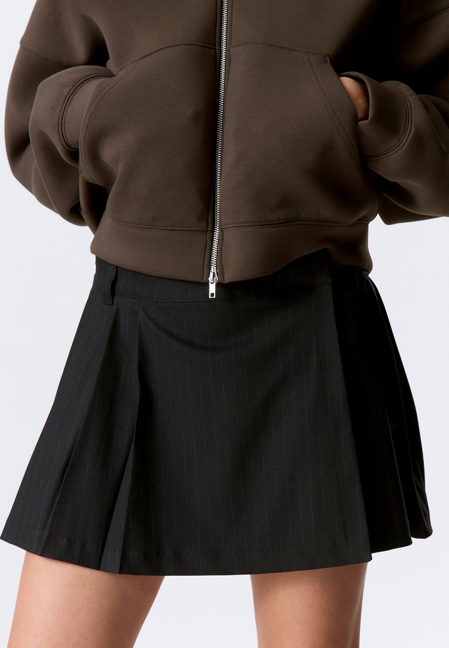 Юбка Weekday Pleated skirt, Navy/Dark Blue
Юбка Weekday Pleated skirt, Navy/Dark Blue