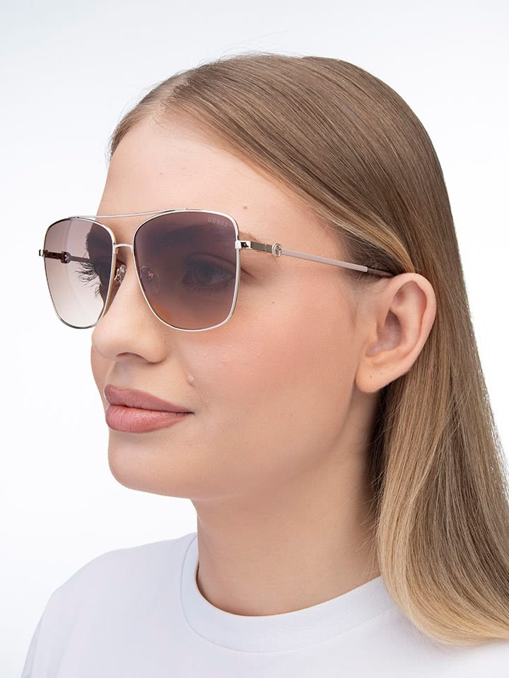 Солнцезащитные очки Guess
Солнцезащитные очки Guess