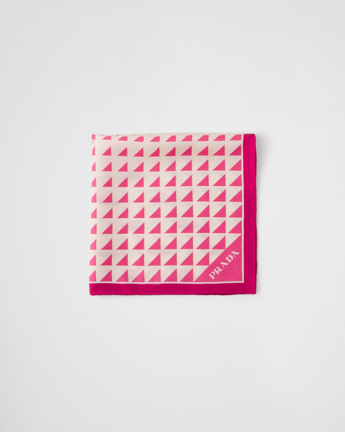 Платок из принтованного шелкового твила 55x55 Prada, паония/альбино
Платок из принтованного шелкового твила 55x55 Prada, паония/альбино