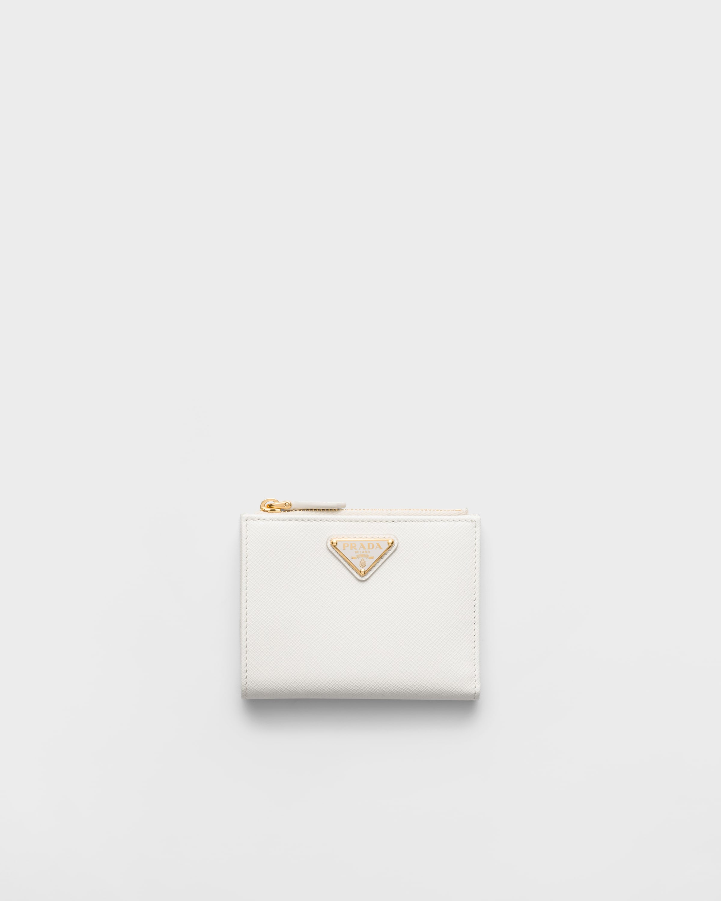 Маленький кошелек из сафьяновой кожи Prada, белый
Маленький кошелек из сафьяновой кожи Prada, белый