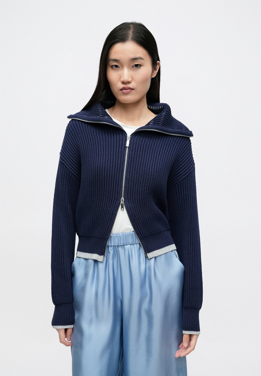 Кардиган MAX&Co. MCOQUINOA STRICKJACKE, Blau/Blue
Кардиган MAX&Co. MCOQUINOA STRICKJACKE, Blau/Blue