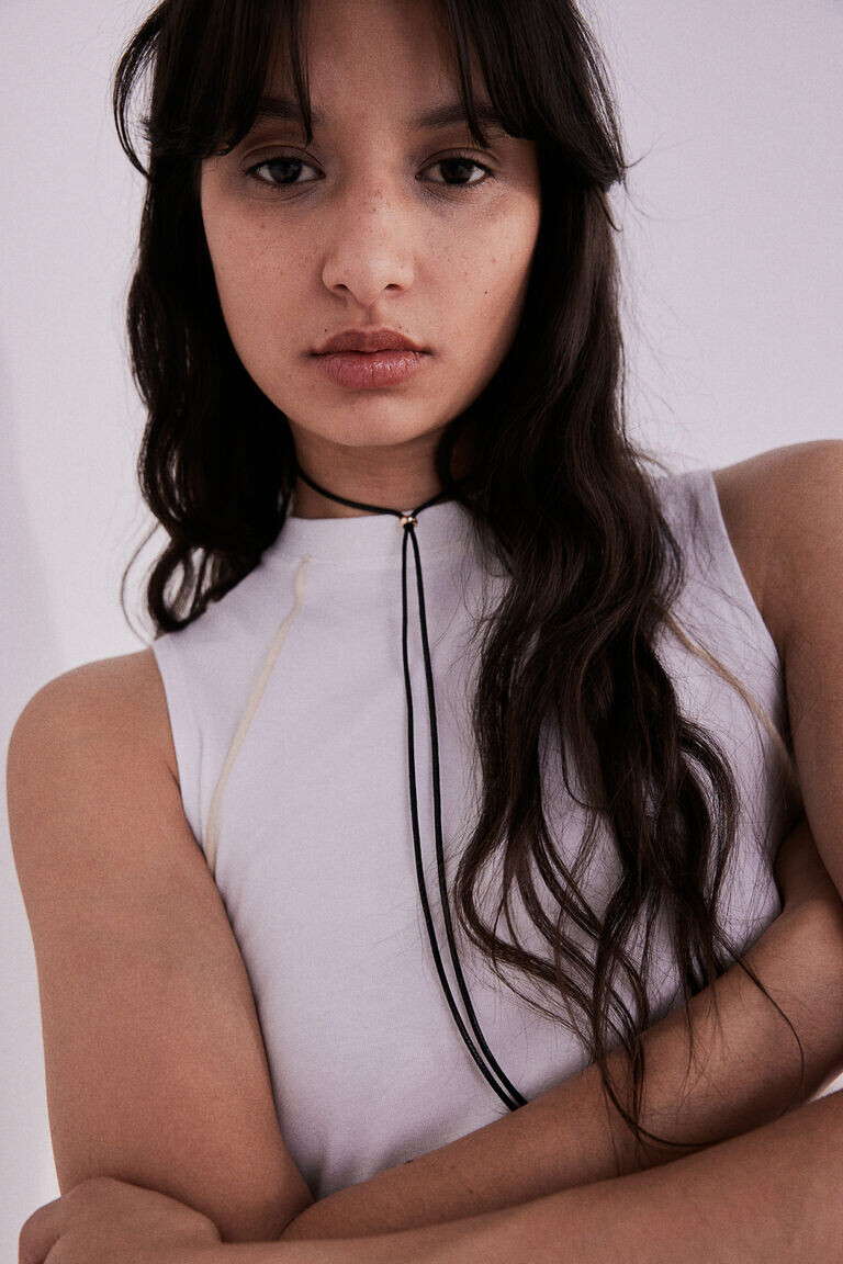 Укороченный топ-жилет с оверлоком H&M, бежевый
Укороченный топ-жилет с оверлоком H&M, бежевый