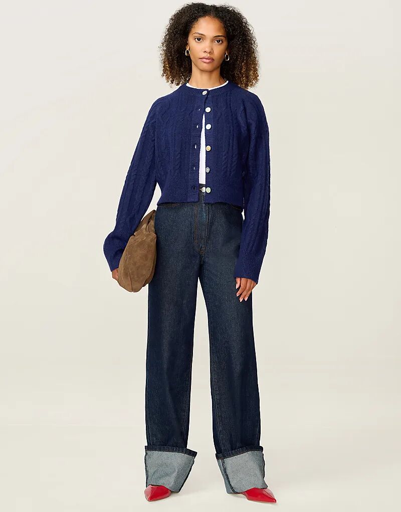 Темно-синий кардиган с высоким воротником и косой Omnes Knitwear August
Темно-синий кардиган с высоким воротником и косой Omnes Knitwear August