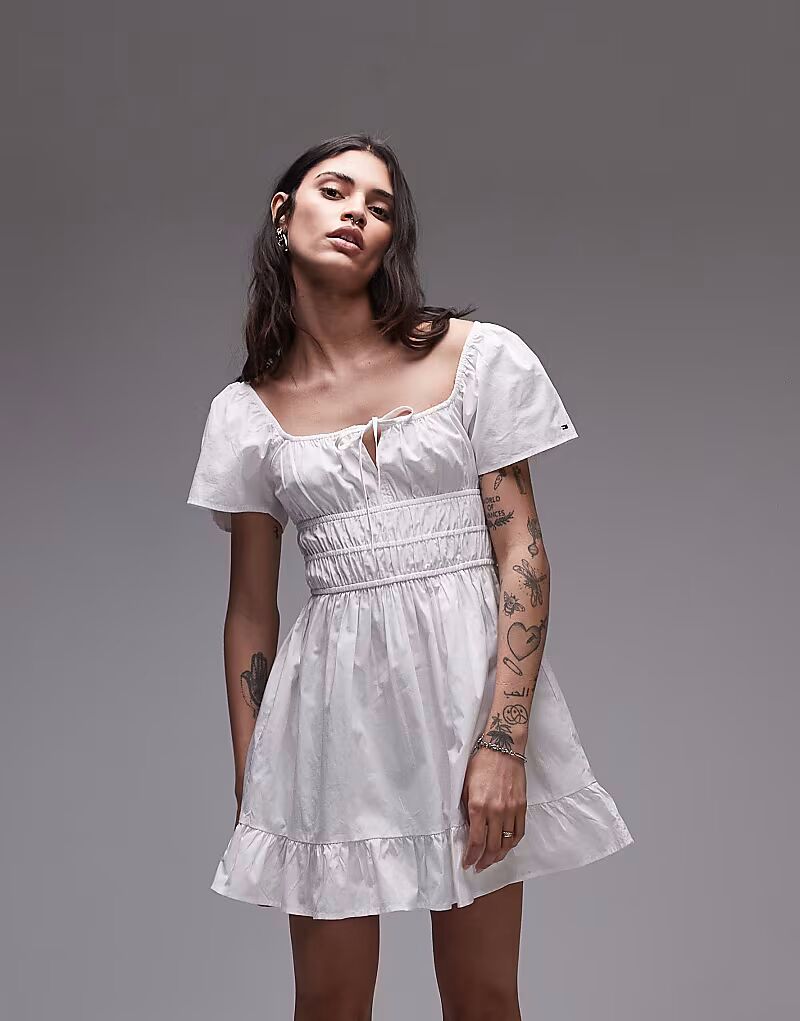 Платье миди с рюшами от Tommy Jeans из поплина цвета экрю
Платье миди с рюшами от Tommy Jeans из поплина цвета экрю