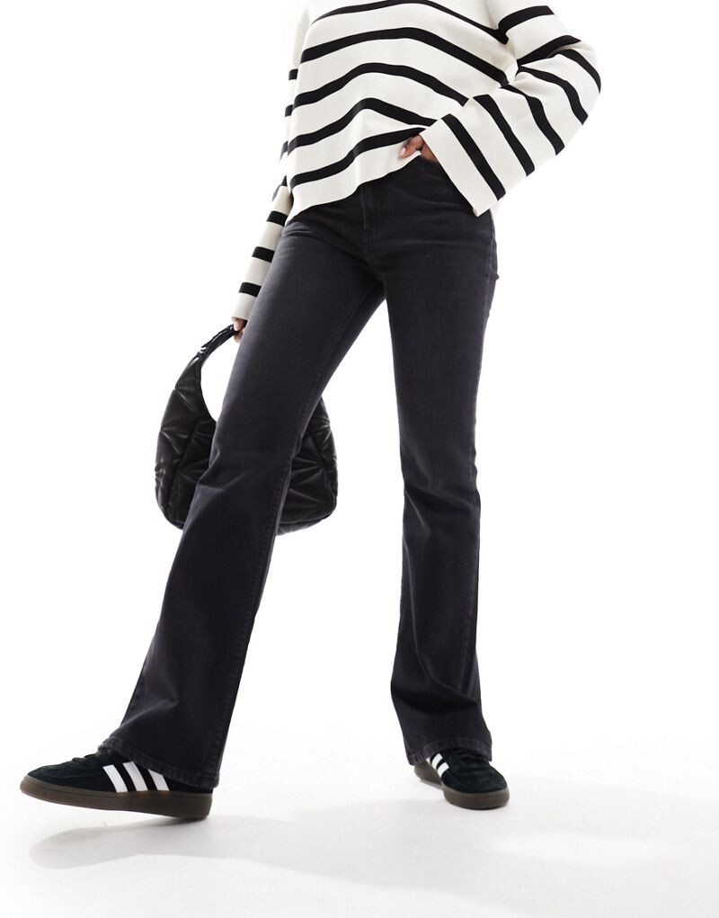 ASOS DESIGN — черные джинсы-клеш с эффектом потертости
ASOS DESIGN — черные джинсы-клеш с эффектом потертости