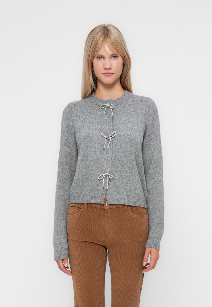 Кардиган Noisy May NMBRAYANA BOW TRIM CARDIGAN, Ultimate Grey /Grey
Кардиган Noisy May NMBRAYANA BOW TRIM CARDIGAN, Ultimate Grey /Grey