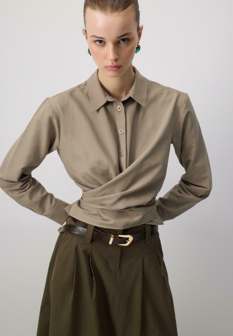 Блуза Touché Privé Button-down blouse, Mink/Sand
Блуза Touché Privé Button-down blouse, Mink/Sand
