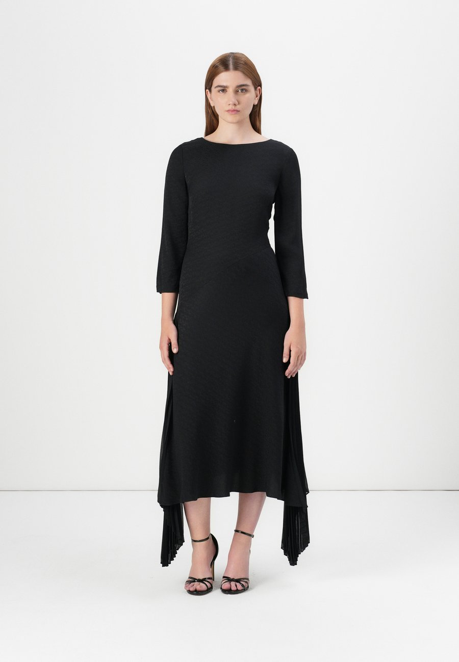 Платье KARL LAGERFELD Maxi dress, Elongated Logo Black /Black
Платье KARL LAGERFELD Maxi dress, Elongated Logo Black /Black