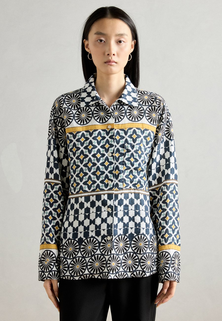 Блуза Marc O'Polo BLOUSE SHIRT COLLAR BUTTONED SLITS AT SIDE LONG SLEEVE PRINT, White/Multi-Color/White
Блуза Marc O'Polo BLOUSE SHIRT COLLAR BUTTONED SLITS AT SIDE LONG SLEEVE PRINT, White/Multi-Color/White