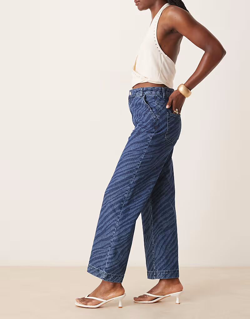 Укороченные джинсы ASOS DESIGN широкого кроя с лазерным принтом «зебра» в средне-синем цвете
Укороченные джинсы ASOS DESIGN широкого кроя с лазерным принтом «зебра» в средне-синем цвете