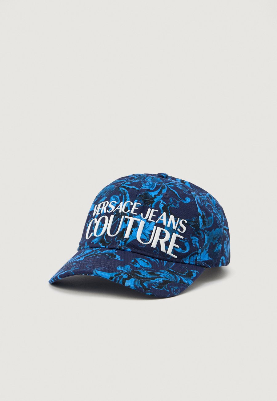 Бейсболка Versace Jeans Couture BASEBALL CAP CUT IN THE MIDDLE UNISEX, Night Blue/Lapis/Blue
Бейсболка Versace Jeans Couture BASEBALL CAP CUT IN THE MIDDLE UNISEX, Night Blue/Lapis/Blue